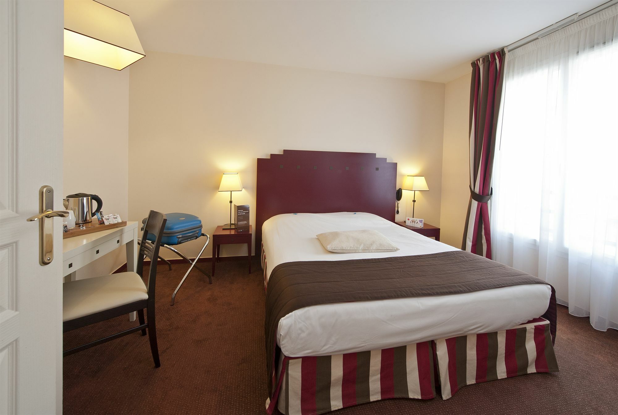 Hotel Cerise Шату Экстерьер фото